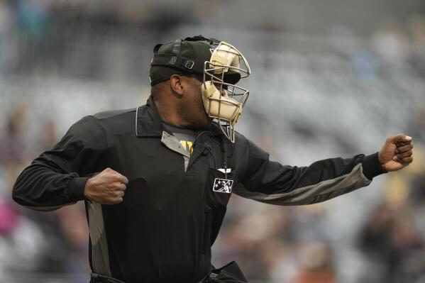 Umpire gloves clearance